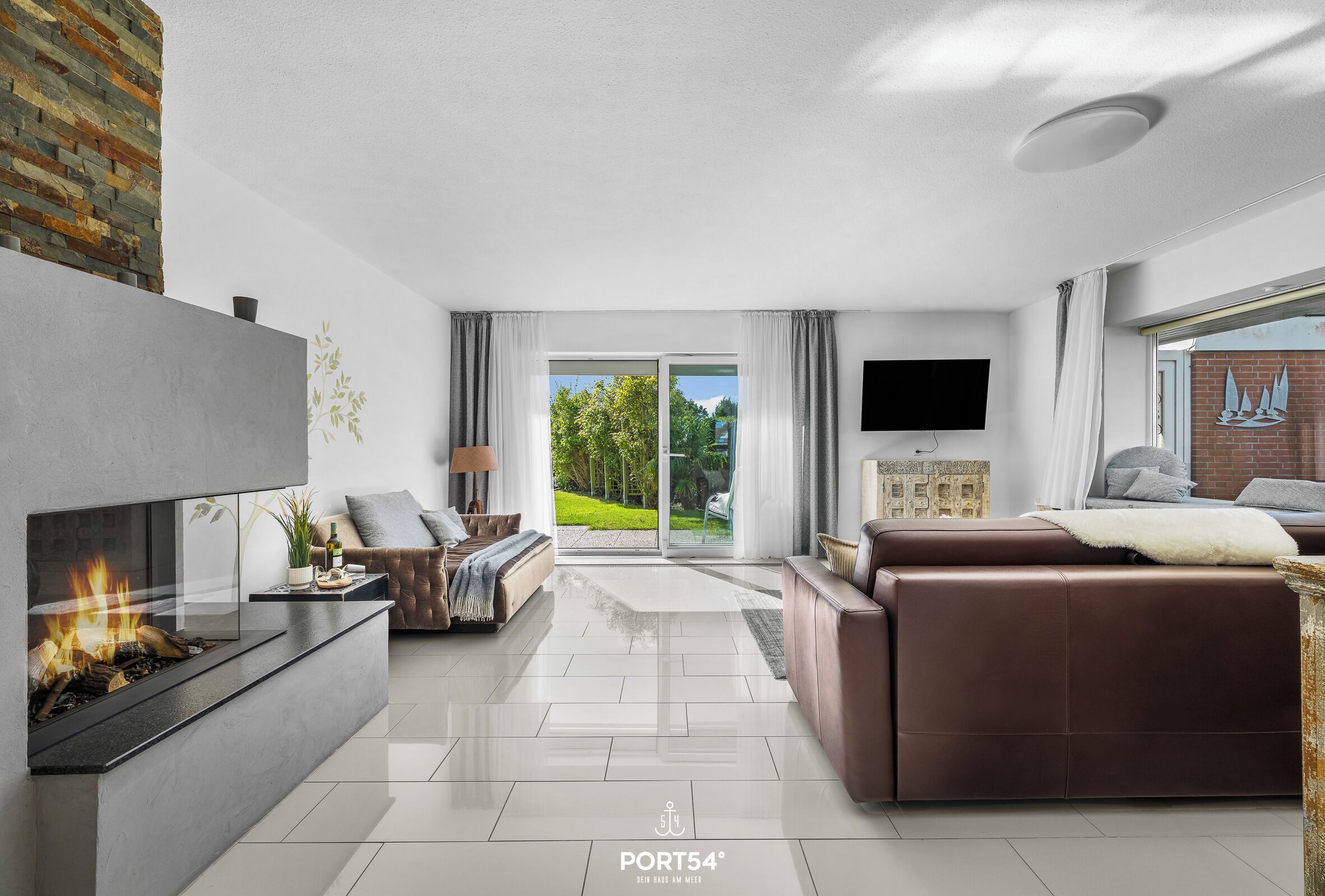 Televisión, reproductor de DVD, libros y estéreo 