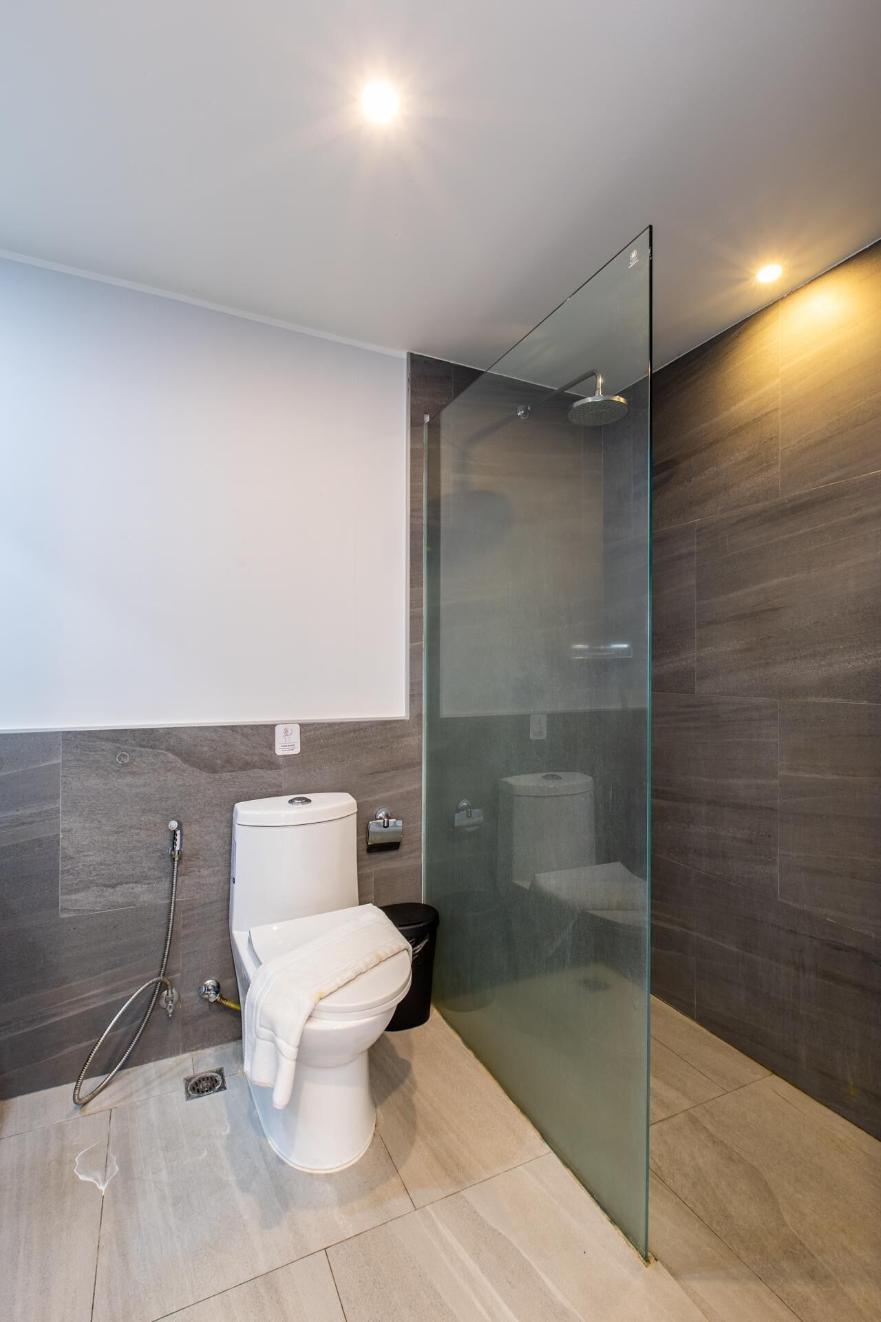 Appartement, balkon | Badkamer