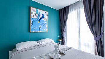 Appartement, balcon | Coffres-forts dans les chambres, rideaux occultants