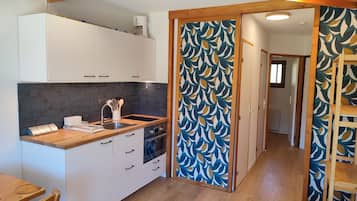 Een koelkast, een microgolfoven, een oven, een kookplaat