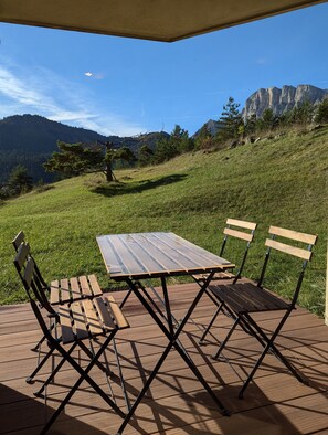 Outdoor dining - Holiday Home 'Les Cimes - Grand Veymont View' with Mountain View and Private Terrace (Gresse-en-Vercors)
