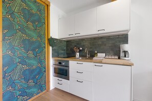 Kylskåp, mikrovågsugn, ugn och spishäll