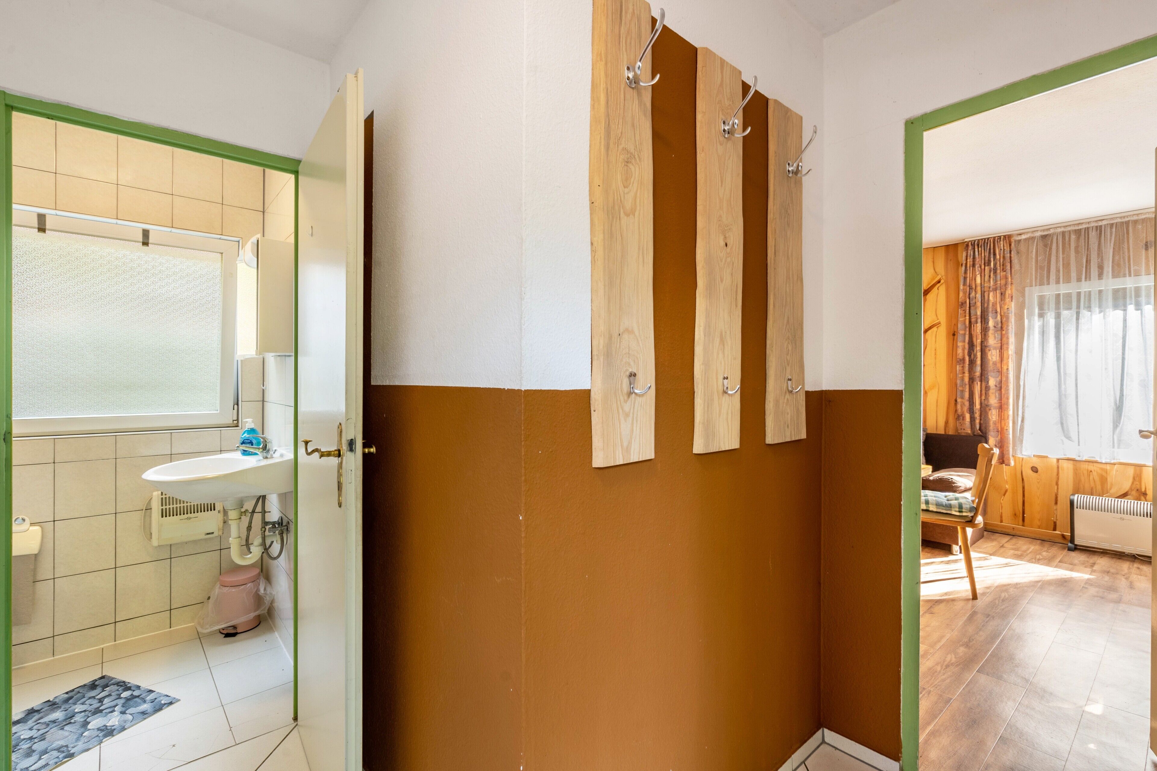 Ein Badezimmer mit Waschbecken, Toilette und Duschbereich.