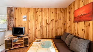 Una televisión, una mesa de tenis de mesa