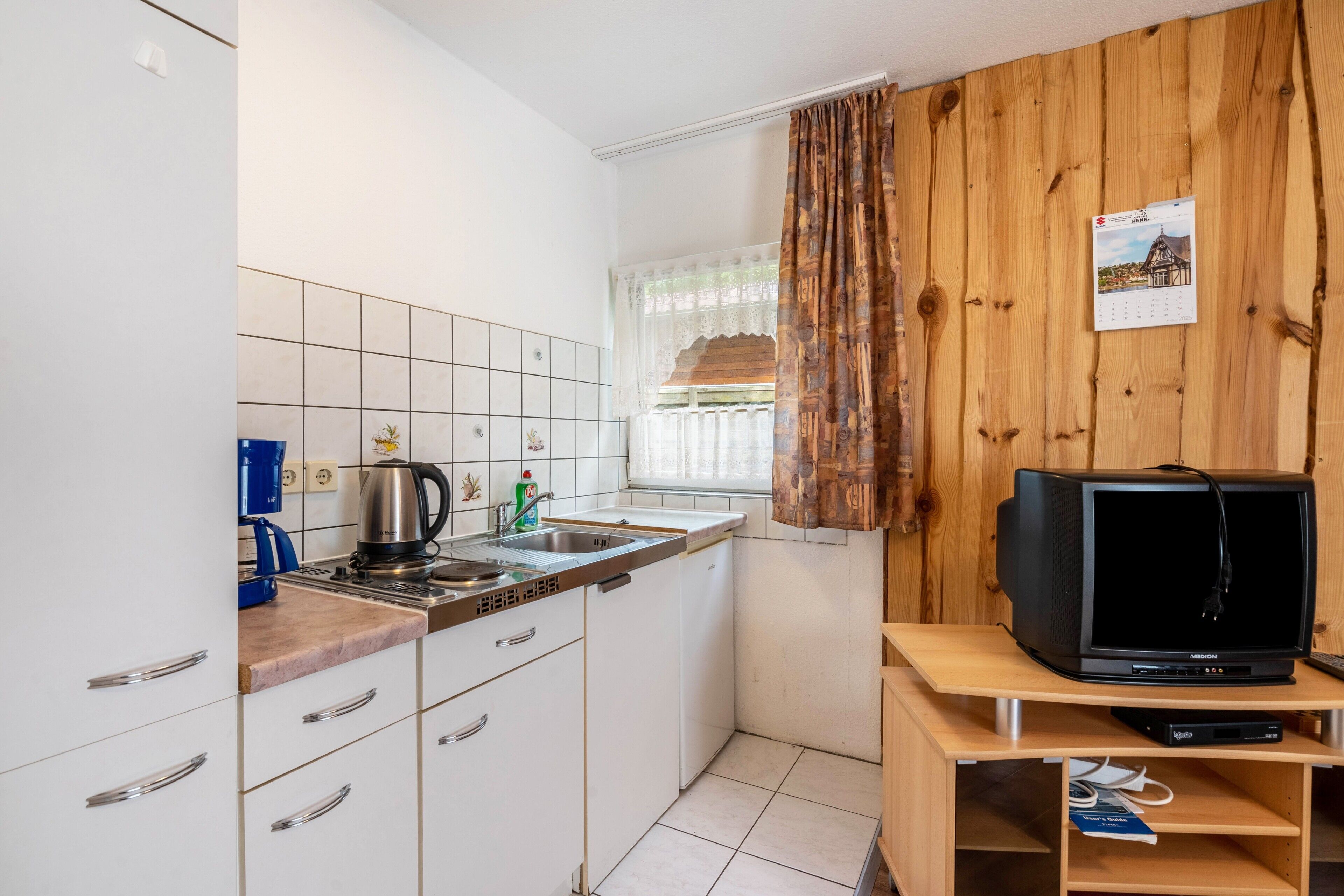 Kühlschrank, Herdplatte, Wasserkocher mit Kaffee-/Teezubehör