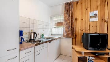 KĂŒhlschrank, Herdplatte, Wasserkocher mit Kaffee-/Teezubehör