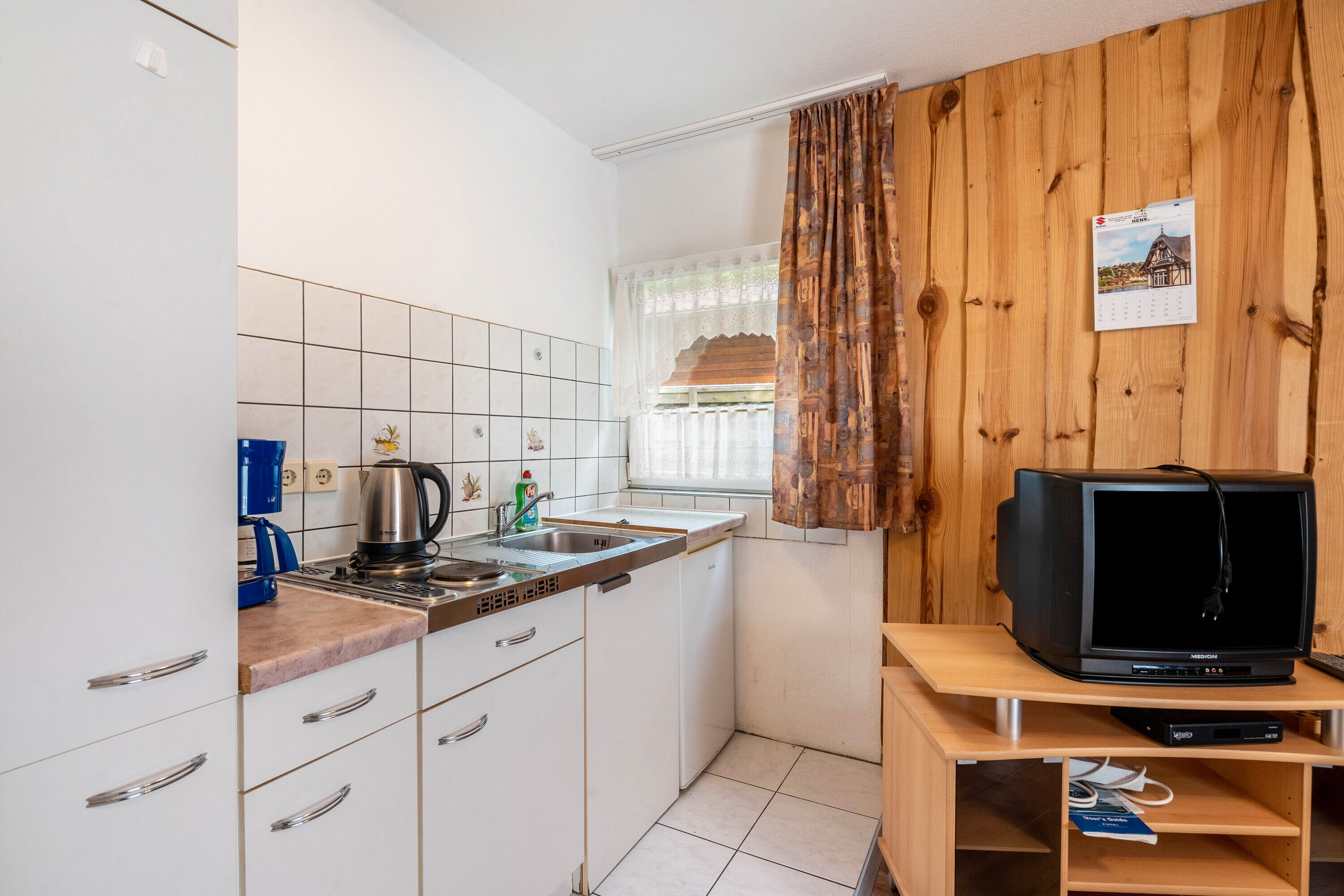 Kühlschrank, Herdplatte, Wasserkocher mit Kaffee-/Teezubehör