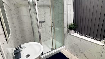 Dusche, Handtücher, Seife, Toilettenpapier