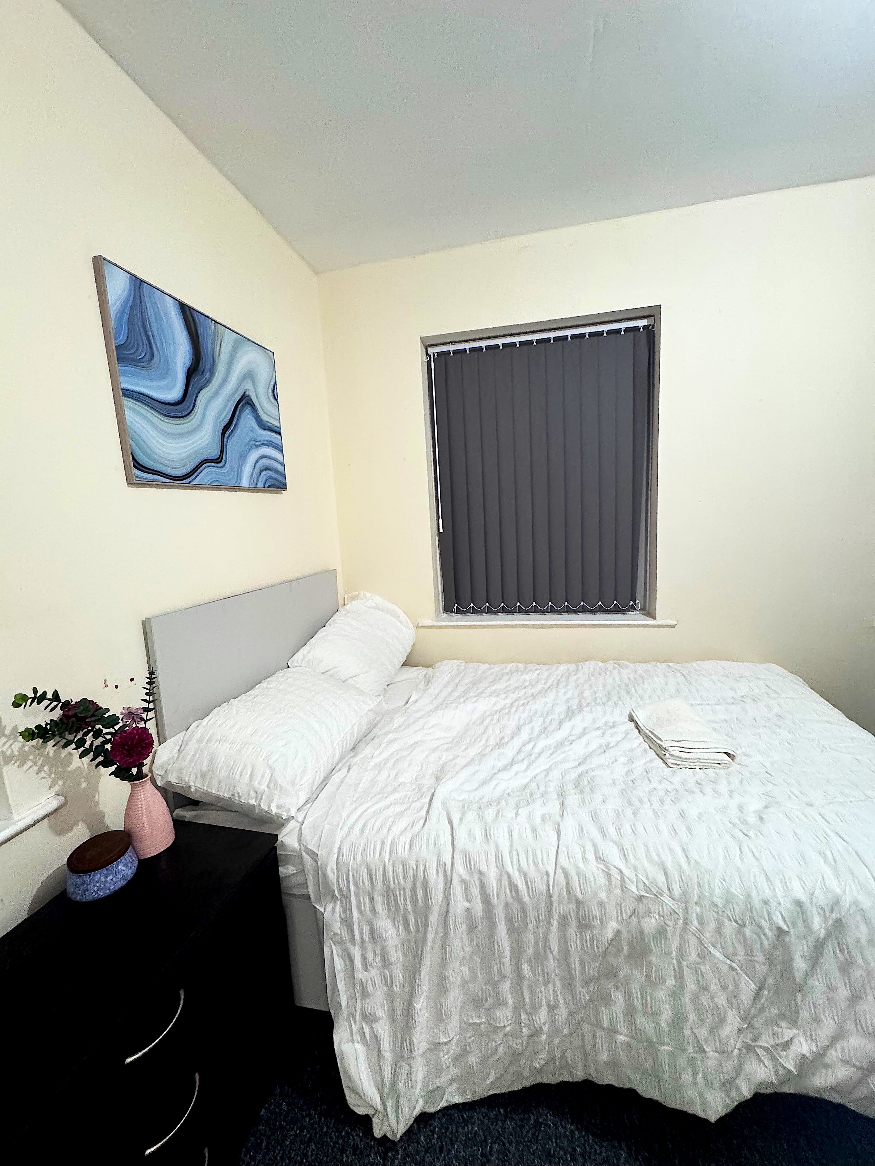 2 slaapkamers, een strijkplank/strijkijzer, internet, beddengoed