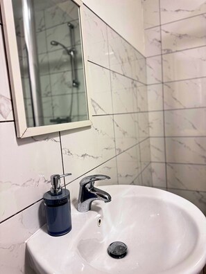 Douche, serviettes fournies, savon, papier toilette