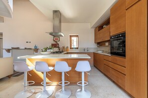 Apartamento, 3 quartos, sacada | Cozinha privada | Chaleira elétrica