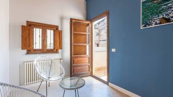 Departamento, 3 habitaciones, balcón | Área de sala de estar | Televisión de 30 pulgadas con canales vía satélite