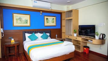 Family Triple Room | Desk, free WiFi