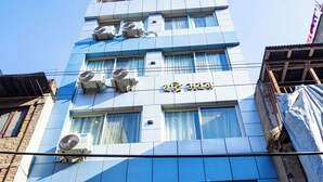 A multi-story building with a sign reading "HOTEL SARAH INN." - Hotel Sara Inn (Kathmandu)