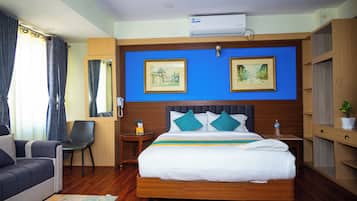 Family Triple Room | Desk, free WiFi