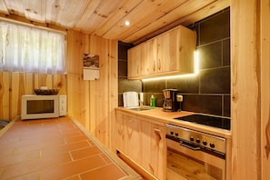 Fridge, stovetop, coffee/tea maker, electric kettle - Bungalow '19 - Finnhütte' with Private Terrace and Shared Garden (Niesky)