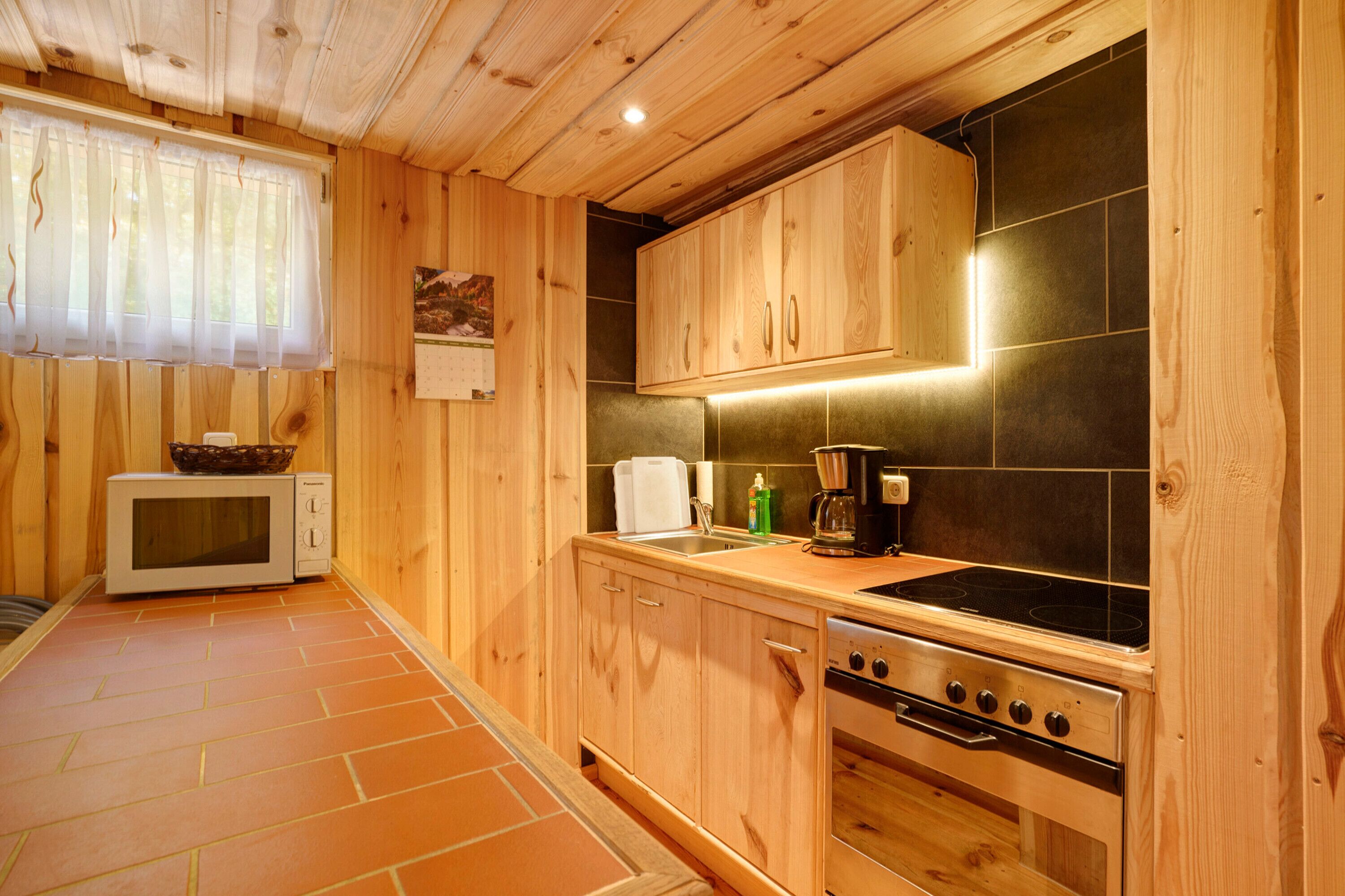 Kühlschrank, Herdplatte, Wasserkocher mit Kaffee-/Teezubehör