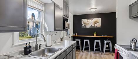 Refrigerador, microondas, horno, placa de cocina