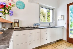 Réfrigérateur, micro-ondes, four, lave-vaisselle