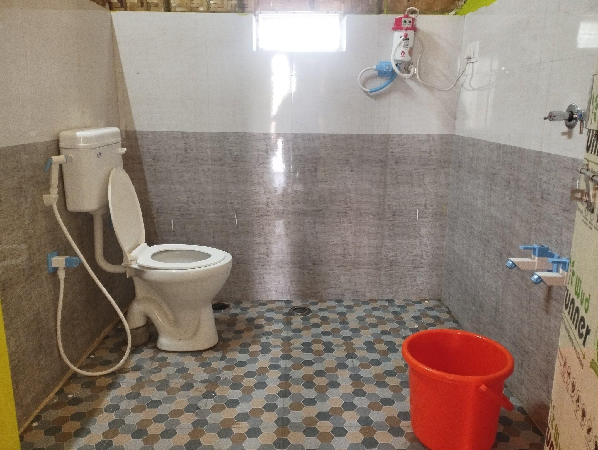 Ein kleines Badezimmer mit Toilette, Bidet und Duschkabine.