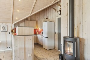 Een koelkast, een magnetron, een oven, een vaatwasser