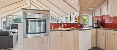 冷蔵庫、オーブン、食器洗い機、電気ポット