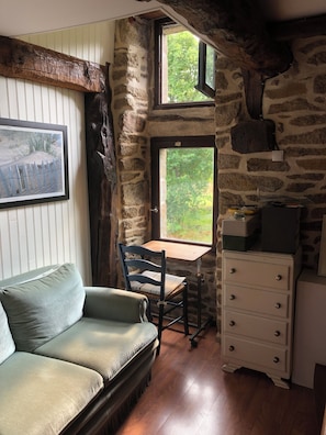 Fernseher, Kamin, DVD-Player, Bücher