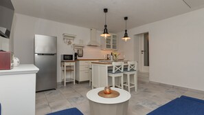 Kühlschrank, Mikrowelle, Ofen, Geschirrspüler