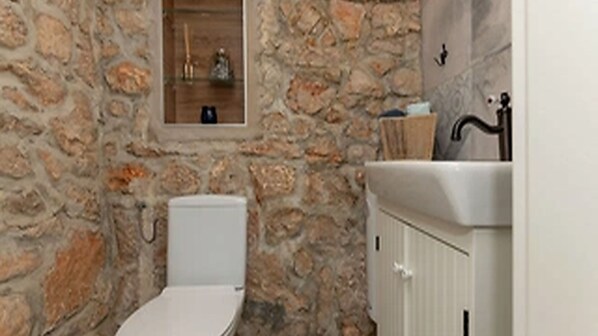 Douche, sèche-cheveux, serviettes fournies