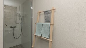 Dusche, Haartrockner, Handtücher