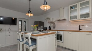 Kühlschrank, Mikrowelle, Ofen, Geschirrspüler