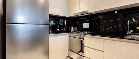 Apartamento Deluxe, balcón, vistas a la piscina | Cocina privada | Máquina de café espresso y hervidor eléctrico