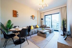 Appartement Deluxe, balcon, vue piscine | Coin séjour