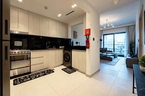 Apartamento luxo, sacada, vista para a piscina | Cozinha privada | Máquina de café expresso, chaleira elétrica