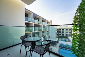 Deluxe appartement, balkon, uitzicht op zwembad | Balkon