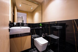 Deluxe Apartment, Balcony, Pool View | Bathroom