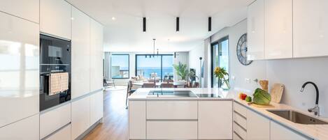 Kühlschrank, Mikrowelle, Ofen, Herdplatte