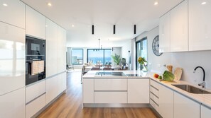 Refrigerador, microondas, horno, placa de cocina