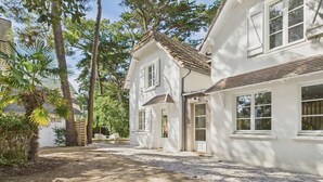 A two-story house with a gravel driveway and surrounding trees. - 250m from beach - house for 6 adults/2 kids (Pornichet)
