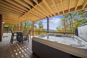 Outdoor dining - Golden Sunsets at Eagles Nest - hot tub, view, community amenities (Banner Elk)