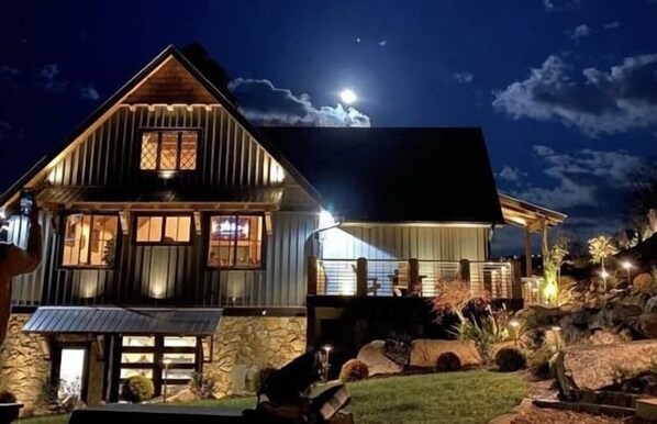 Exterior - Golden Sunsets at Eagles Nest - hot tub, view, community amenities (Banner Elk)