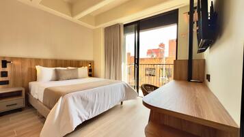 Tabla de planchar con plancha, wifi y ropa de cama