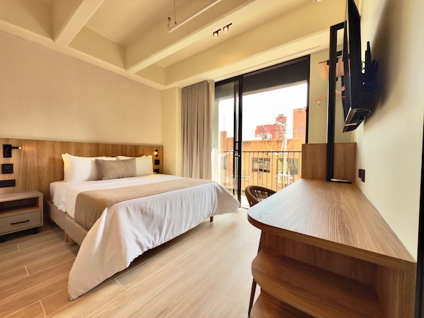 Tabla de planchar con plancha, wifi y ropa de cama