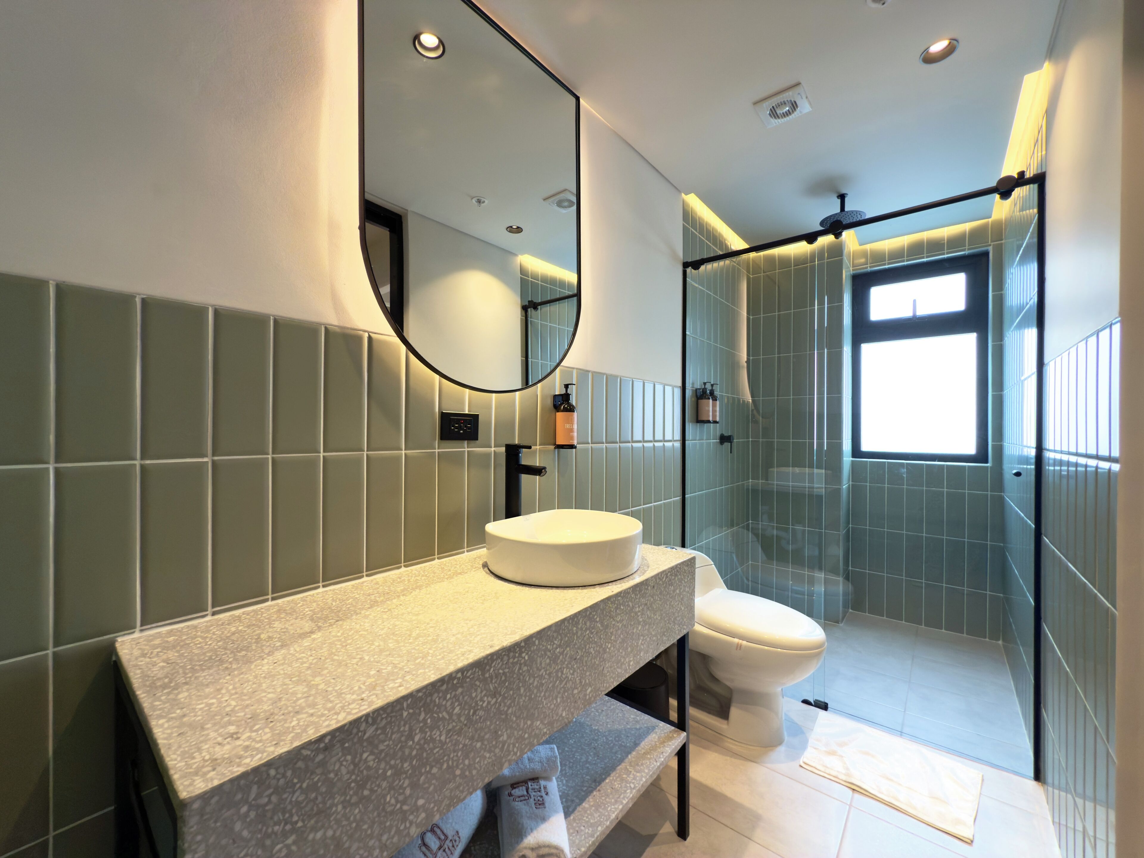 Secadora de cabello, toallas, jabón, papel de baño 