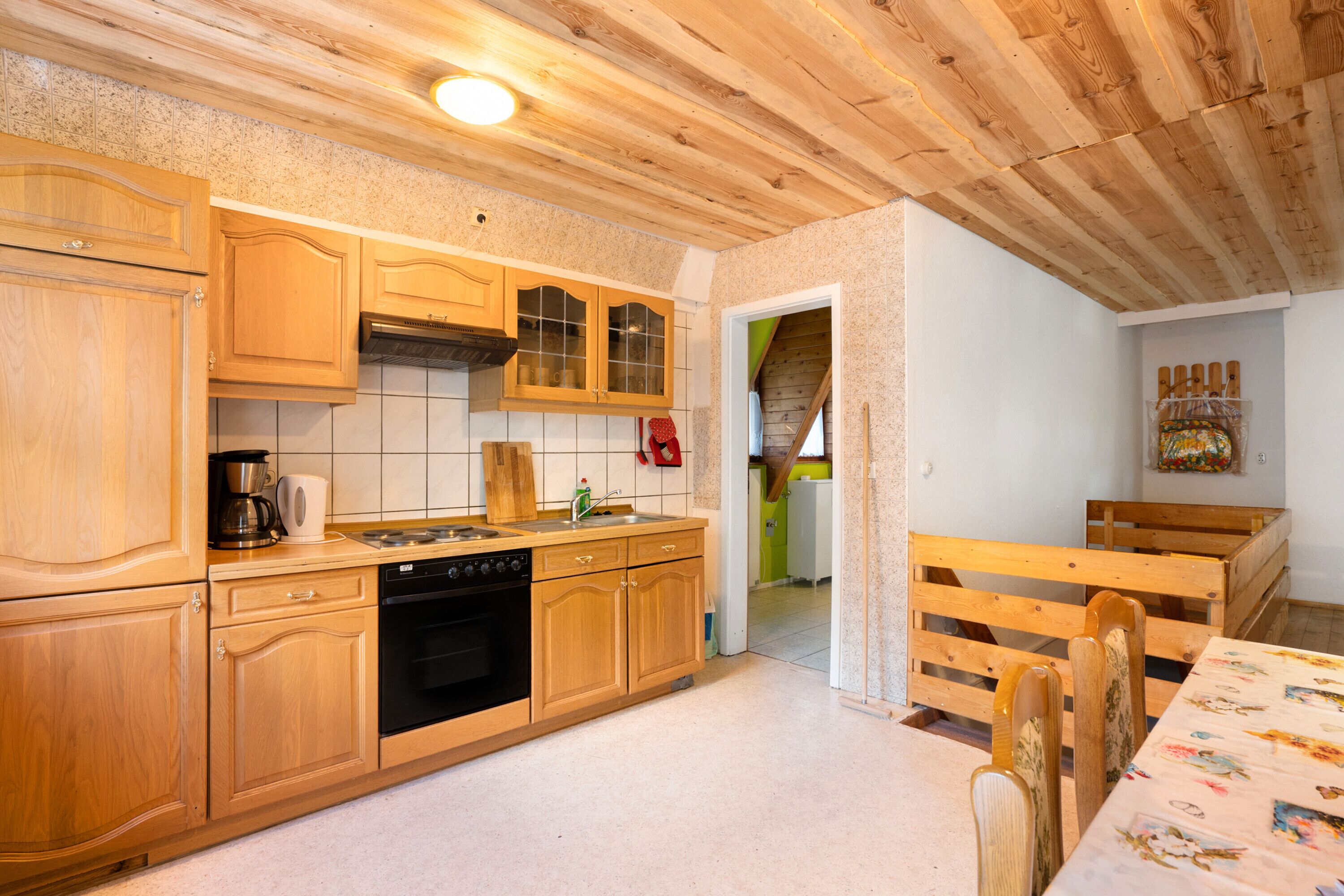 Kühlschrank, Ofen, Herdplatte, Wasserkocher mit Kaffee-/Teezubehör