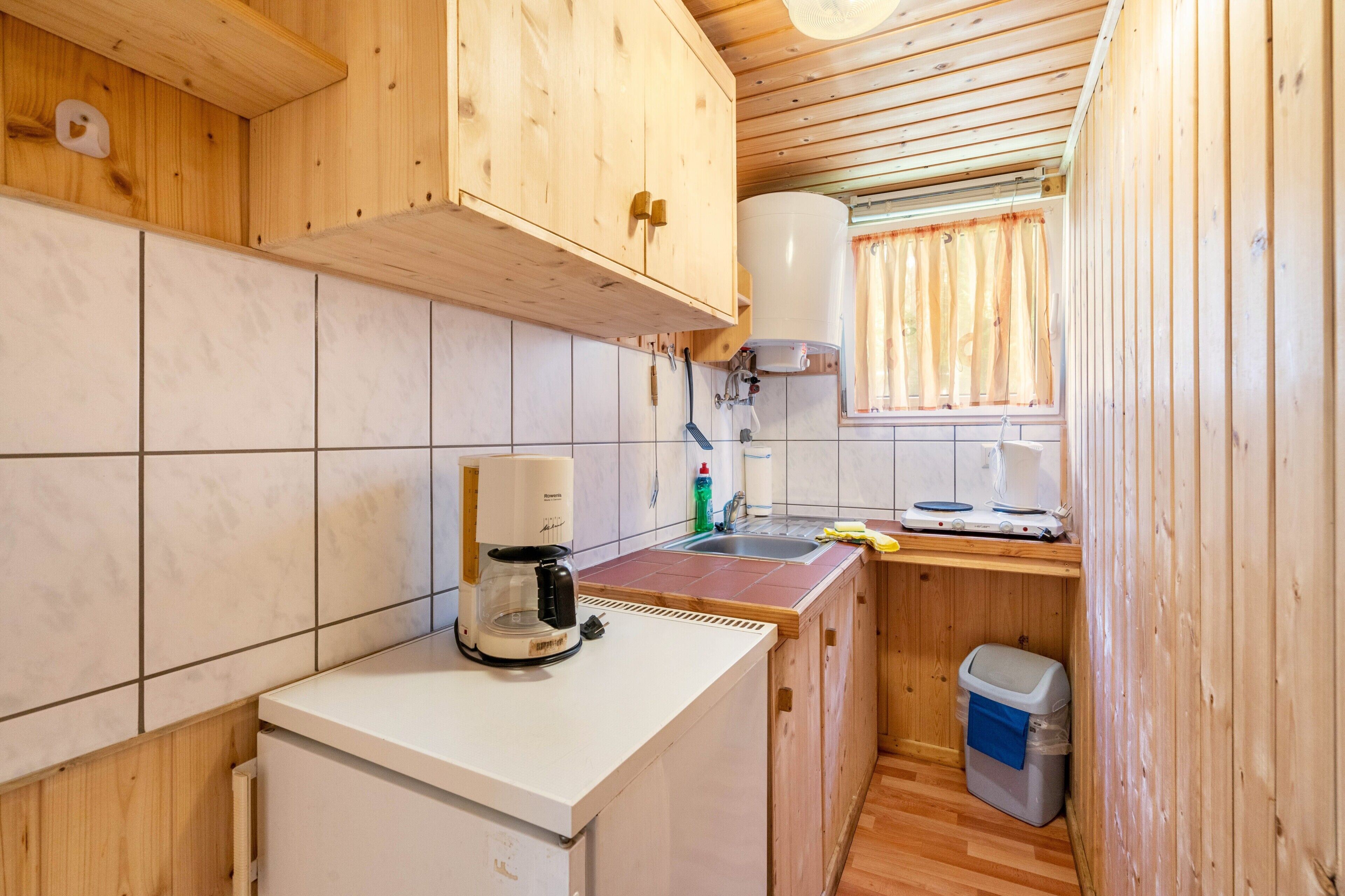 Fridge, stovetop, coffee/tea maker, electric kettle