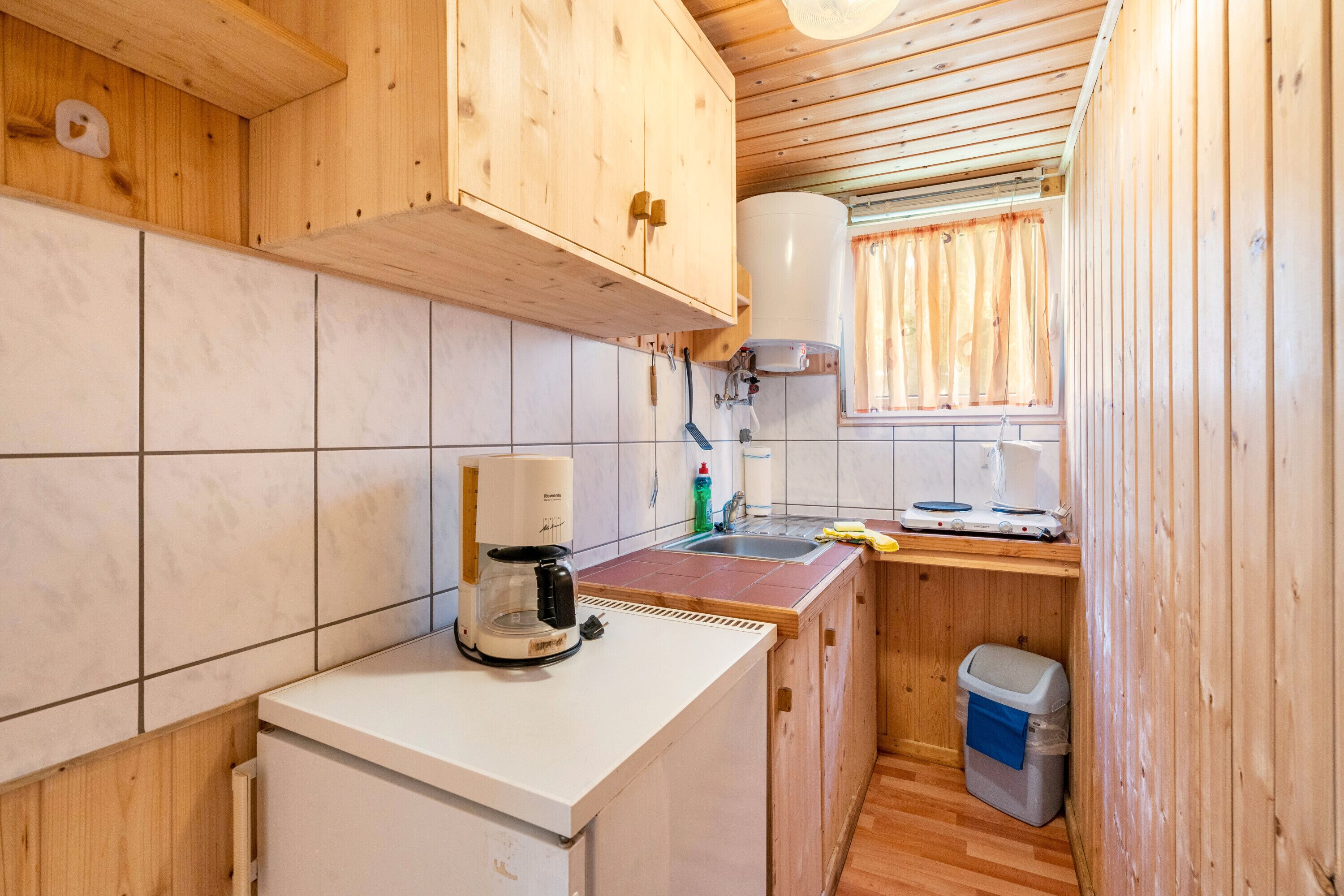 Kühlschrank, Herdplatte, Wasserkocher mit Kaffee-/Teezubehör