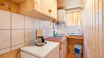 Fridge, stovetop, coffee/tea maker, electric kettle
