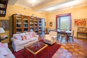 TV, fireplace - Mariuccia 1 with shared pool - My Rental Homes (Massino Visconti)