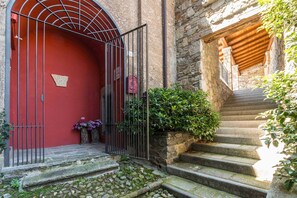 Exterior detail - Mariuccia 1 with shared pool - My Rental Homes (Massino Visconti)